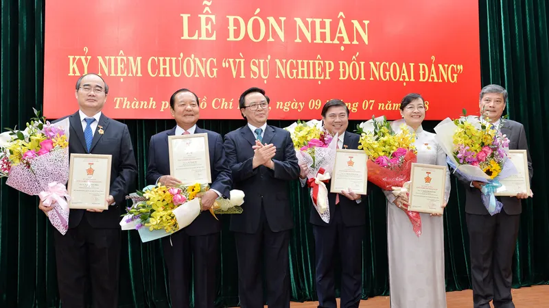 8 lãnh đạo, nguyên lãnh đạo TPHCM nhận Kỷ niệm chương “Vì sự nghiệp đối ngoại Đảng”