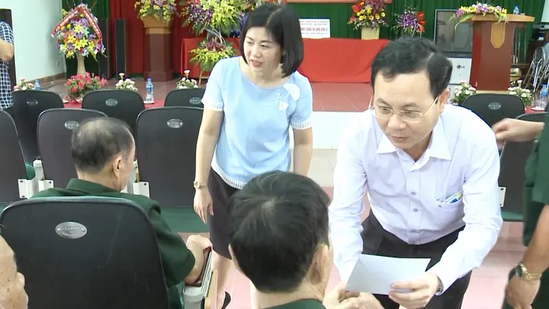 Chủ nhiệm Ủy ban Kiểm tra Thành ủy TPHCM thăm, tặng quà các thương binh đang điều trị tai Trung tâm Điều dưỡng thương binh Lạng Giang (tỉnh Bắc Giang). Ảnh: CTV