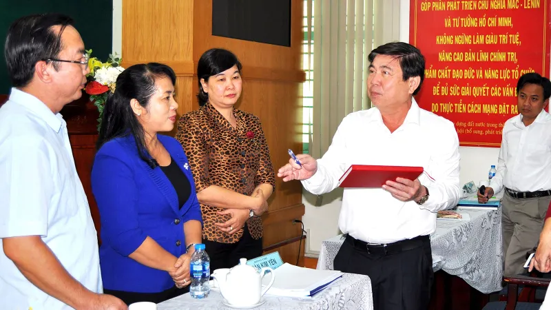 Chủ tịch UBND TPHCM Nguyễn Thành Phong: Kìm giữ dân số ở trung tâm TPHCM