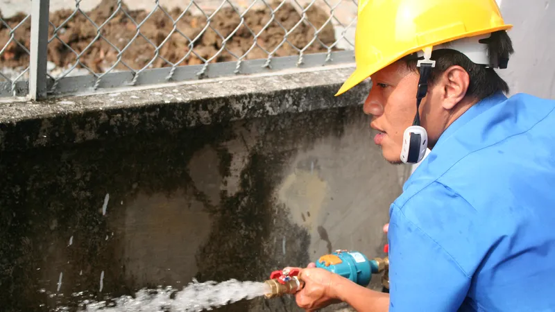 Sawaco đang kiểm tra áp lực nước tại đồng hồ cho khách hàng