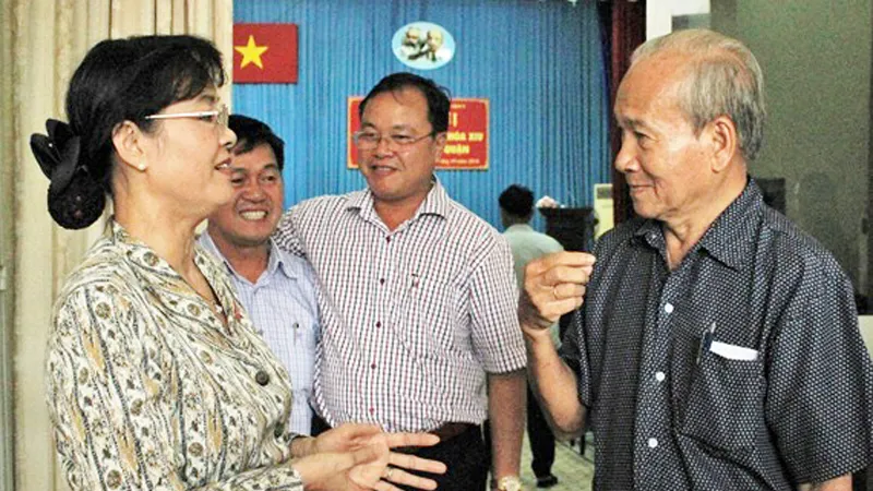ĐBQH Nguyễn Thị Quyết Tâm, Phó Bí thư Thành ủy, Chủ tịch HĐND TPHCM, trao đổi với cử tri sau buổi tiếp xúc. Ảnh: KIỀU PHONG
