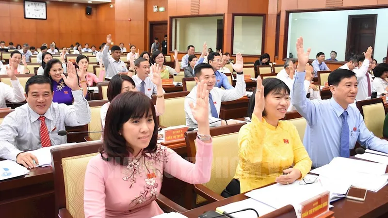 Các đại biểu biểu quyết thông qua Nghị quyết tại kỳ họp họp thứ 9 HĐND TPHCM khóa IX. Ảnh: LH
