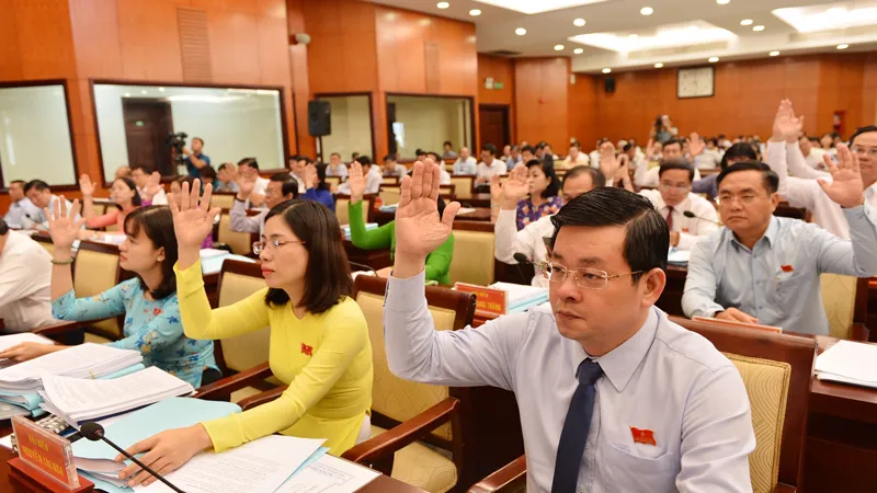Các đại biểu HĐND TPHCM biểu quyết thông qua chương trình kỳ họp. Ảnh: VIỆT DŨNG