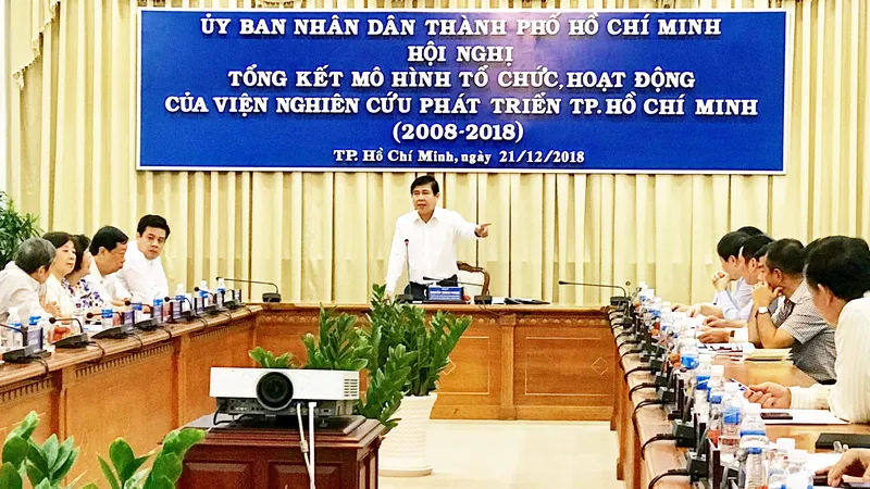 Chủ tịch UBND TPHCM Nguyễn Thành Phong phát biểu tại hội nghị. Ảnh: KIỀU PHONG