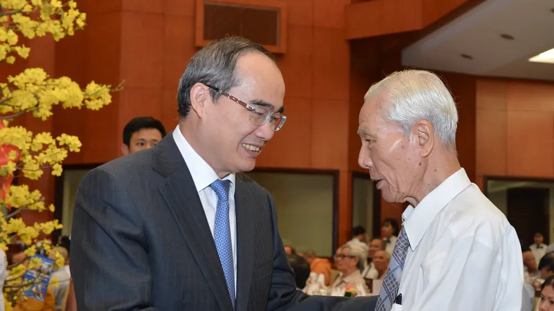 Bí thư Thành ủy TPHCM Nguyễn Thiện Nhân thăm hỏi đại biểu tại buổi họp mặt. Ảnh: VIỆT DŨNG