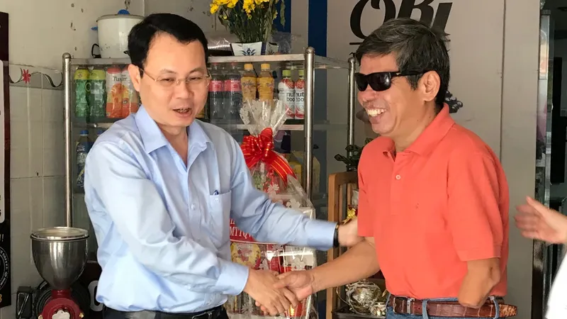 Chủ nhiệm Ủy ban Kiểm tra Thành ủy TPHCM Nguyễn Văn Hiếu thăm, tặng quà tết thương binh nặng đặc biệt Trần Văn Tản. Ảnh: KIỀU PHONG