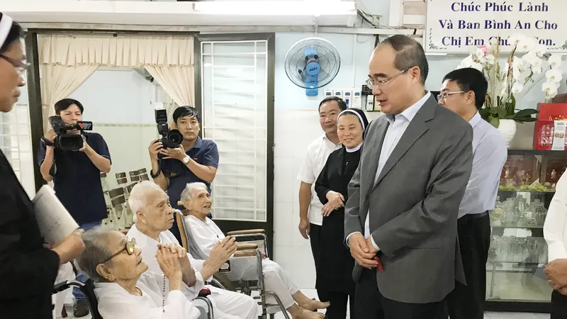 Bí thư Thành ủy TPHCM Nguyễn Thiện Nhân đã đi thăm, chúc tết nhiều nơi, trong đó có Dòng mến Thánh giá Thủ Thiêm. Ảnh: KIỀU PHONG