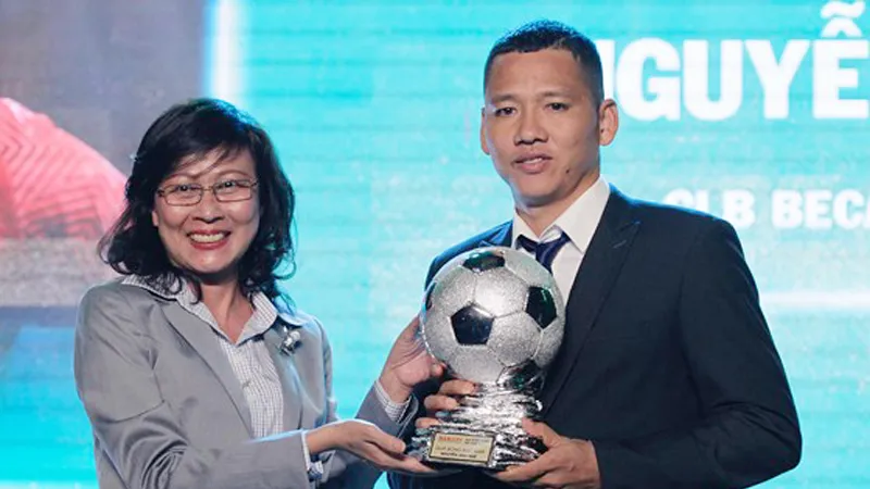 Phó Chủ tịch UBND TPHCM Nguyễn Thị Thu tại Lễ trao giải thưởng Quả bóng vàng Việt Nam 2018. Ảnh: HOÀNG HÙNG