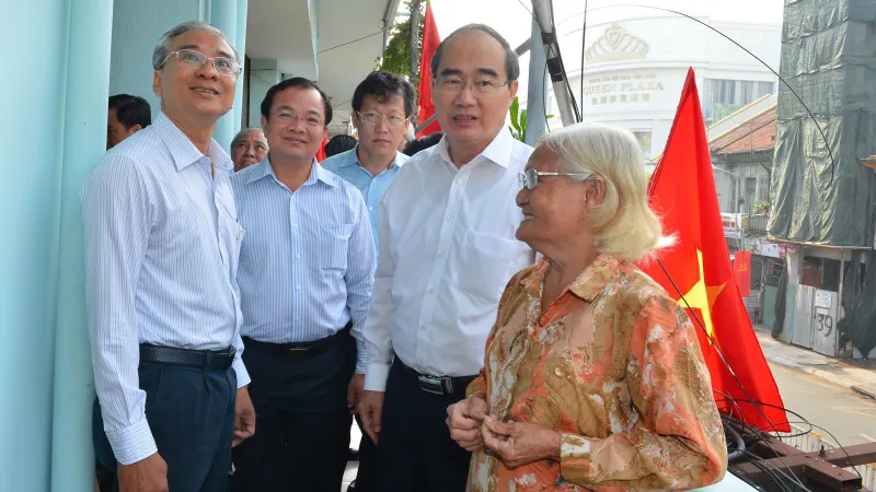 Bí thư Thành ủy TPHCM Nguyễn Thiện Nhân thăm gia đình có công dịp 30-4