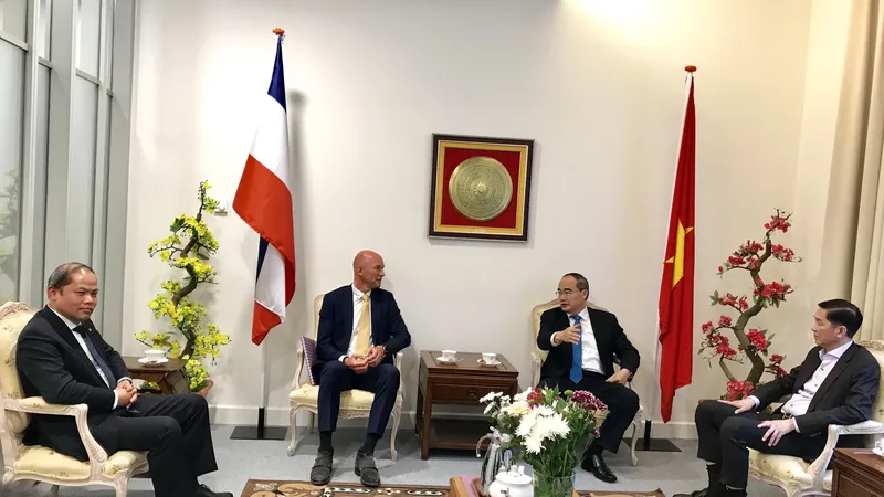 Đồng chí Nguyễn Thiện Nhân thăm Đại sứ quán Việt Nam tại Hà Lan