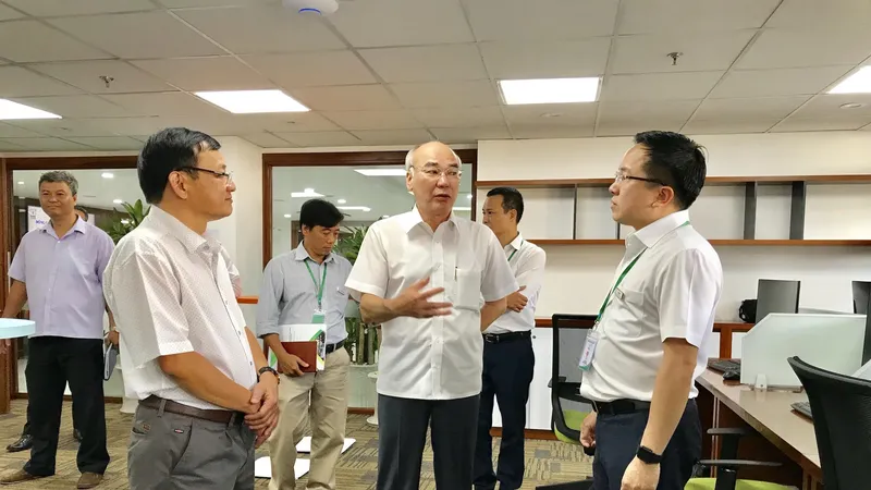 Đồng chí Phan Nguyễn Như Khuê, Trưởng Ban Tuyên giáo Thành ủy TPHCM tìm hiểu hoạt động của Trung tâm Báo chí TPHCM. Ảnh: KIỀU PHONG 