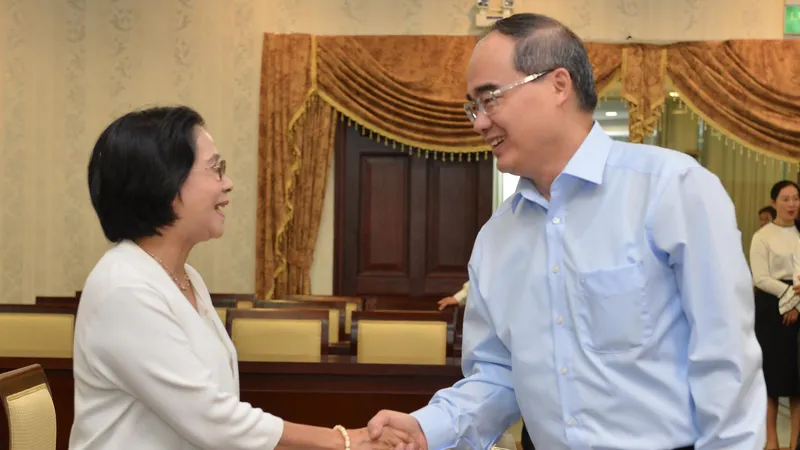 Bí thư Thành ủy TPHCM Nguyễn Thiện Nhân trao đổi cùng các đồng chí cán bộ cao cấp nghỉ hưu. Ảnh: VIỆT DŨNG