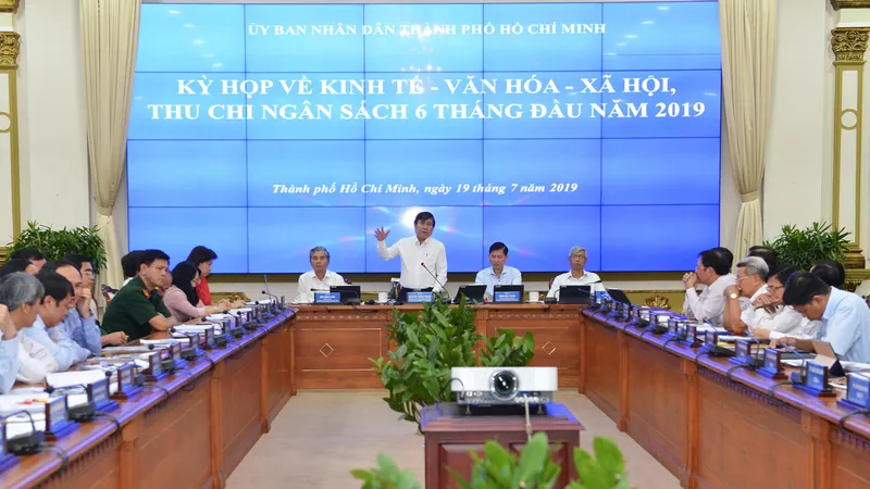 Cuộc họp đánh giá tình hình kinh tế - xã hội 6 tháng đầu năm và nhiệm vụ 6 tháng cuối năm do UBND TPHCM tổ chức. Ảnh: VIỆT DŨNG