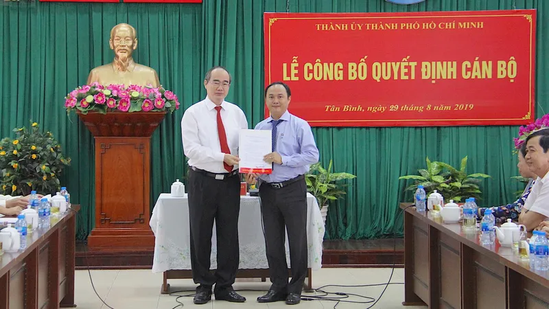 Đồng chí Nguyễn Thiện Nhân trao quyết định điều động Phó Bí thư, Chủ tịch UBND quận Gò Vấp Lê Hoàng Hà, giữ chức Bí thư Quận ủy quận Tân Bình. Ảnh: KIỀU PHONG