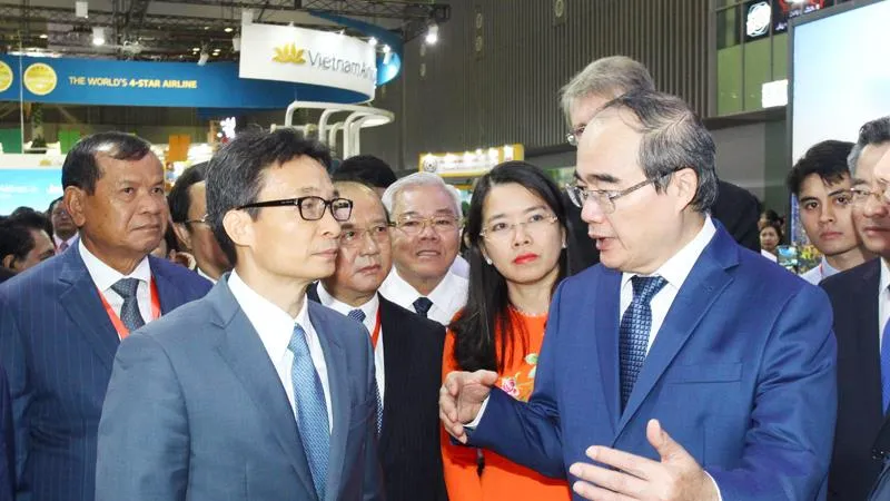 Đồng chí Nguyễn Thiện Nhân trao đổi với Phó Thủ tướng Vũ Đức Đam. Ảnh: HOÀNG HÙNG
