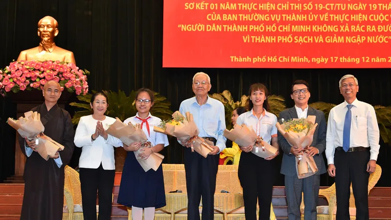 Phó Bí thư Thành ủy TPHCM Võ Thị Dung và Phó Chủ tịch UBND TPHCM Võ Văn Hoan tặng hoa cho các cá nhân được tuyên dương. Ảnh: VIỆT DŨNG 