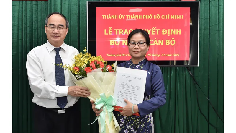 Đồng chí Nguyễn Thiện Nhân, Ủy viên Bộ Chính trị, Bí thư Thành ủy TPHCM trao quyết định bổ nhiệm đồng chí Lê Thị Thanh Thúy, Trưởng phòng Tổng hợp Ban Tổ chức Thành ủy, giữ chức Phó Trưởng Ban Tổ chức Thành ủy. Ảnh: VIỆT DŨNG