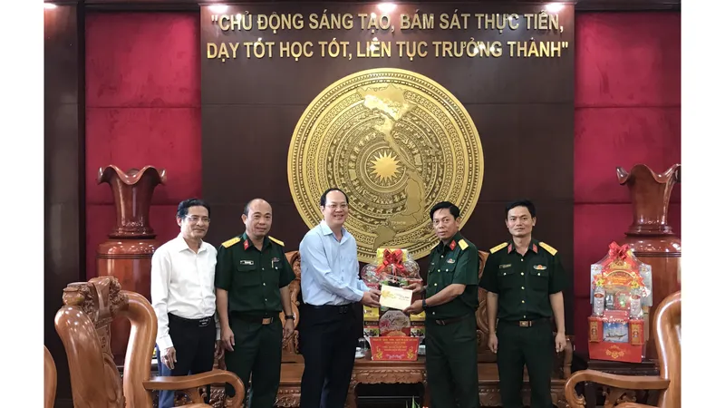 Đoàn đại biểu TPHCM thăm, chúc tết các đơn vị quân đội, gia đình có công, chính sách