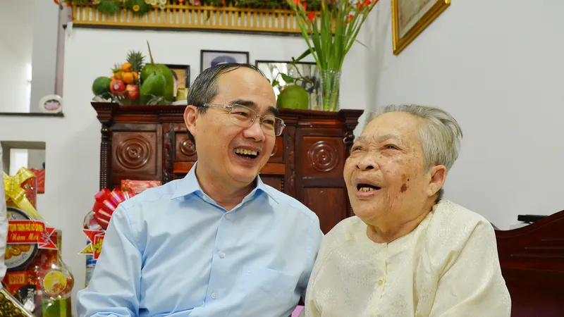 Đồng chí Nguyễn Thiện Nhân thăm hỏi mẹ Việt Nam Anh hùng Nguyễn Thị Sáng. Ảnh: VIỆT DŨNG