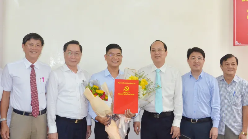 Đồng chí Phạm Kiều Hưng (đứng giữa, ôm hoa) được Ban Thường vụ Thành ủy TPHCM chỉ định tham gia Ban Chấp hành, Ban Thường vụ Đảng ủy Sở Y tế. Ảnh: NAM NGUYỄN 