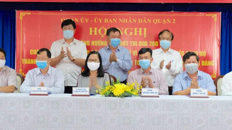 Lãnh đạo quận 2 chứng kiến buổi ký kết thi đua giữa các các đơn vị thuộc các khối UBND quận, mặt trận - đoàn thể quận và các phường. Ảnh: KIỀU PHONG