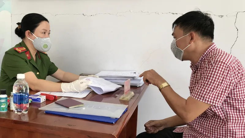 Ông Nguyễn Văn Yên (chung cư An Khang, phường Thảo Điền) được giải quyết đăng ký tạm trú tại Công an phường Thảo Điền vào chiều 20-3. Ảnh: KIỀU PHONG