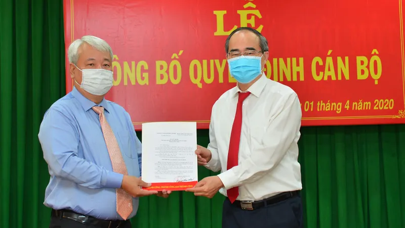 Bí thư Thành ủy TPHCM Nguyễn Thiện Nhân trao quyết định cho đồng chí Võ Khắc Thái. Ảnh: VIỆT DŨNG