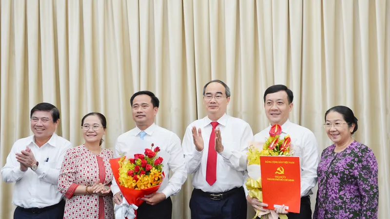 Bí thư Thành ủy TPHCM Nguyễn Thiện Nhân và các đồng chí lãnh đạo TPHCM chúc mừng đồng chí Hà Phước Thắng và đồng chí Lê Thanh Phong. Ảnh: VIỆT DŨNG