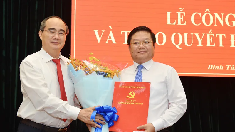 Bí thư TPHCM Nguyễn Thiện Nhân trao quyết định cho tân Bí thư Quận ủy Bình Tân