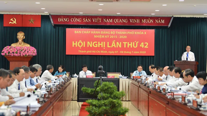 Bí thư Thành ủy TPHCM Nguyễn Thiện Nhân phát biểu tại Hội nghị Thành ủy lần thứ 42. Ảnh: VIỆT DŨNG
