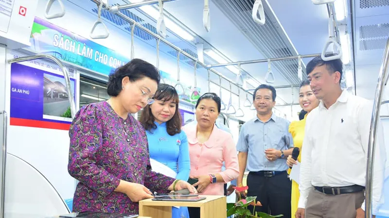 Khu vực mô phỏng không gian đọc sách trên phương tiện giao thông công cộng và giới thiệu tuyến metro Bến Thành - Suối Tiên. Ảnh: VĂN LỘC