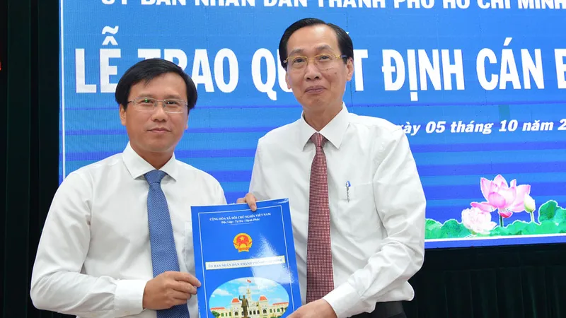 Phó Chủ tịch Thường trực UBND TPHCM Lê Thanh Liêm trao quyết định cho ông Nguyễn Minh Nhựt. Ảnh: VIỆT DŨNG