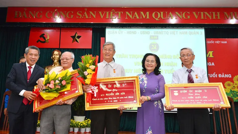 Chủ tịch HĐND TPHCM Nguyễn Thị Lệ trao Huy hiệu 60 năm tuổi Đảng cho các đảng viên. Ảnh: VIỆT DŨNG