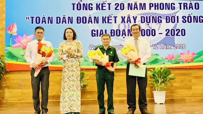 Phó Chủ tịch UBND quận 7 Bùi Thị Ngọc Hiếu (thứ 2, từ trái sang), tặng hoa cho đại diện các đơn vị có thành tích tốt trong thực hiện phong trào “toàn dân đoàn kết xây dựng đời sống văn hóa”. Ảnh: HOÀNG MINH