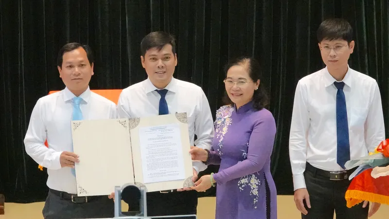 Chủ tịch HĐND TPHCM Nguyễn Thị Lệ trao Nghị quyết 1111 của Ủy ban Thường vụ Quốc hội tới lãnh đạo 3 phường 6, 7 và 8 (quận 3). Ảnh: KIỀU PHONG