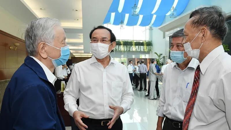 Bí thư Thành ủy TPHCM Nguyễn Văn Nên trao đổi cùng các đại biểu tại buổi Họp mặt cán bộ cao cấp nghỉ hưu trên địa bàn TPHCM, sáng 3-2-2021. Ảnh: VIỆT DŨNG