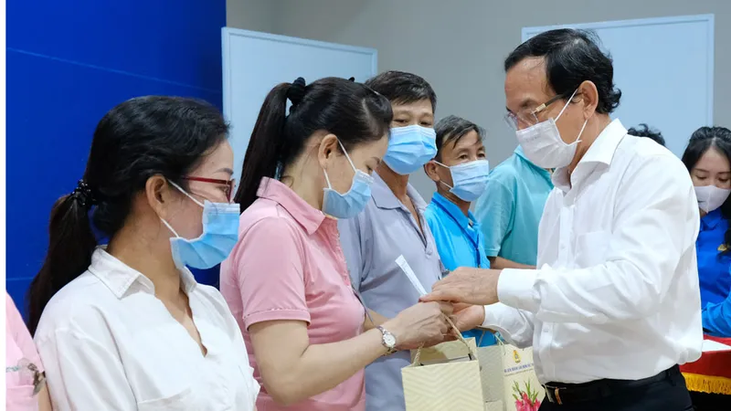 Bí thư Thành ủy TPHCM Nguyễn Văn Nên thăm, chúc tết người nghèo, lao động khó khăn