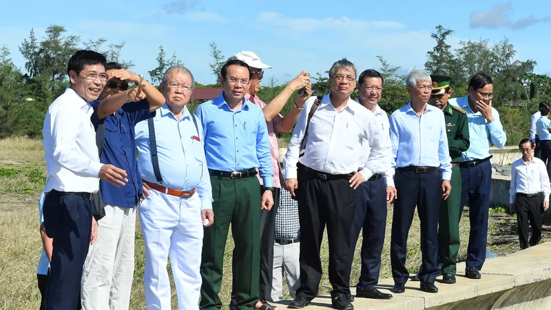 Bí thư Thành ủy TPHCM Nguyễn Văn Nên cùng các chuyên gia khảo sát tại huyện Cần Giờ. Ảnh: VIỆT DŨNG