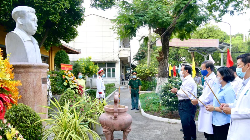 Bí thư Thành ủy TPHCM Nguyễn Văn Nên dâng hương tại Bệnh viện Chợ Quán. Ảnh: HOÀNG HÙNG