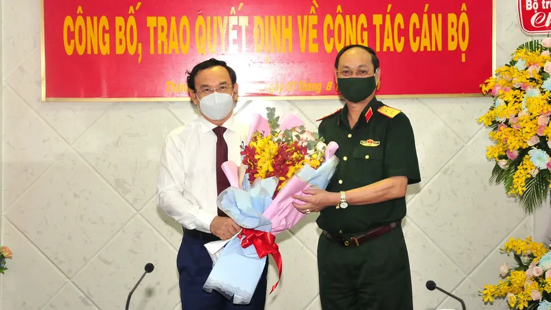 Bí thư Thành ủy TPHCM Nguyễn Văn Nên tặng hoa chúc mừng Trung tướng Nguyễn Văn Nam. Ảnh: HỮU TÂN