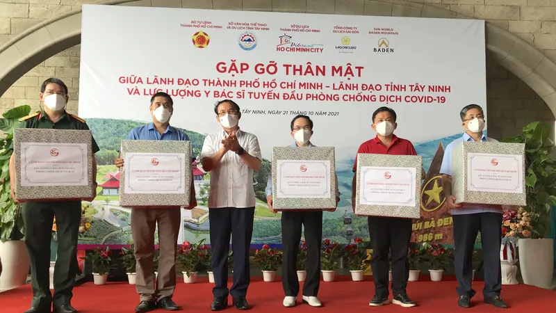 Trên đỉnh núi Bà Đen, Bí thư Thành ủy TPHCM Nguyễn Văn Nên đã trao quà tri ân lực lượng tuyến đầu chống dịch Covid-10. Ảnh: KIỀU PHONG