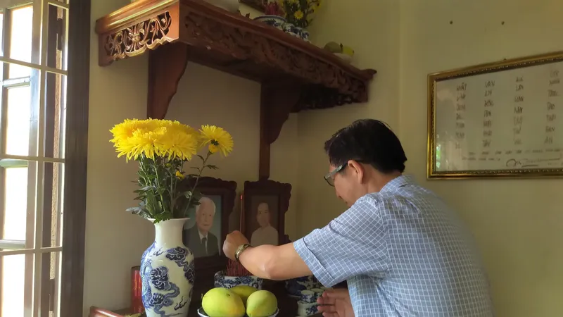 Phó Trưởng Ban Tuyên giáo Thành ủy TPHCM thắp hương tưởng nhớ đồng chí Trần Trọng Tân. Ảnh: THANH TOÀN