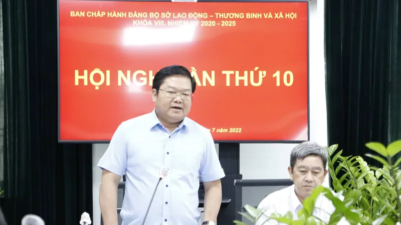 Giám đốc Sở LĐTB-XH Lê Văn Thinh yêu cầu các đơn vị đẩy nhanh tiến độ chi trả hỗ trợ tiền thuê nhà cho người lao động. Ảnh: NGÔ BÌNH