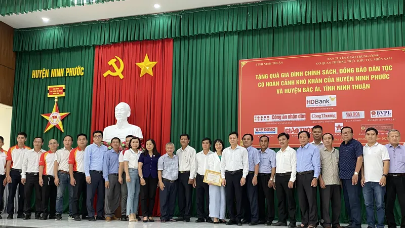 Các thành viên trong đoàn công tác chụp hình lưu niệm cùng lãnh đạo, đại diện một số cơ quan, đơn vị thuộc tỉnh Ninh Thuận. Ảnh: KIỀU PHONG