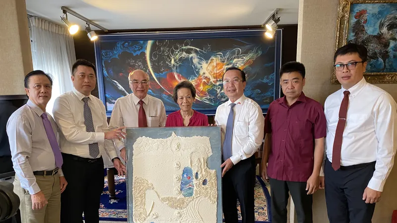 Trưởng Ban Tuyên giáo Thành ủy TPHCM Phan Nguyễn Như Khuê nhận tranh quý. Ảnh: KIỀU PHONG