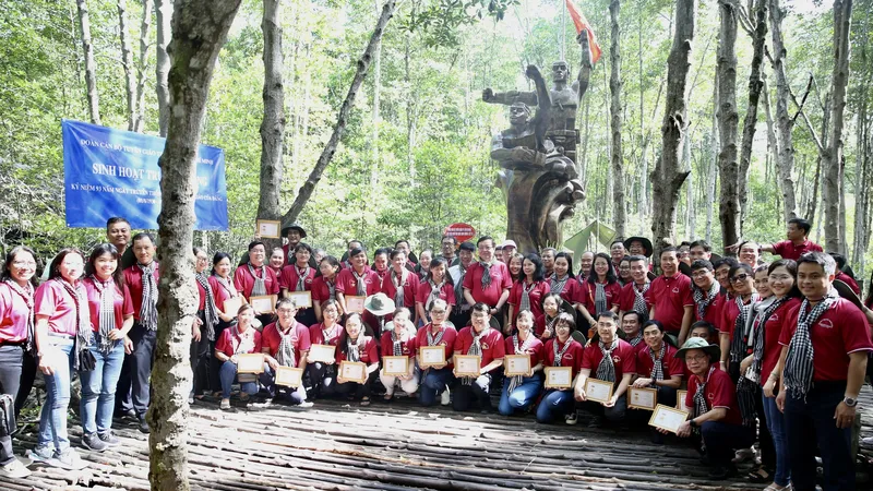 Các đại biểu chụp ảnh lưu niệm tại Khu di tích lịch sử chiến khu Rừng sác. Ảnh: KIỀU PHONG
