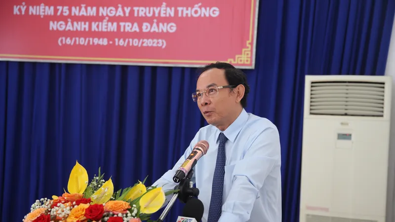 Bí thư Thành ủy TPHCM Nguyễn Văn Nên phát biểu tại buổi họp mặt. Ảnh: KIỀU PHONG