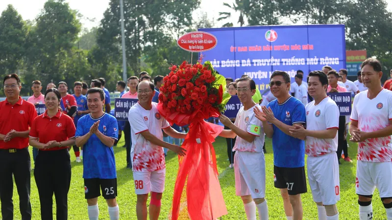 Đại diện các các đội bóng tặng hoa chúc mừng ban tổ chức