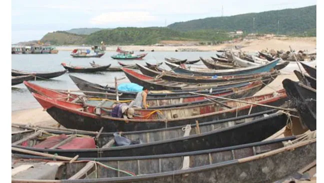 Nhiều tàu thuyền của ngư dân xã Kỳ Lợi, thị xã Kỳ Anh, tỉnh Hà Tĩnh phải nằm bờ khi xảy ra sự cố ô nhiễm môi trường biển do Formosa gây ra. Ảnh: Dương Quang