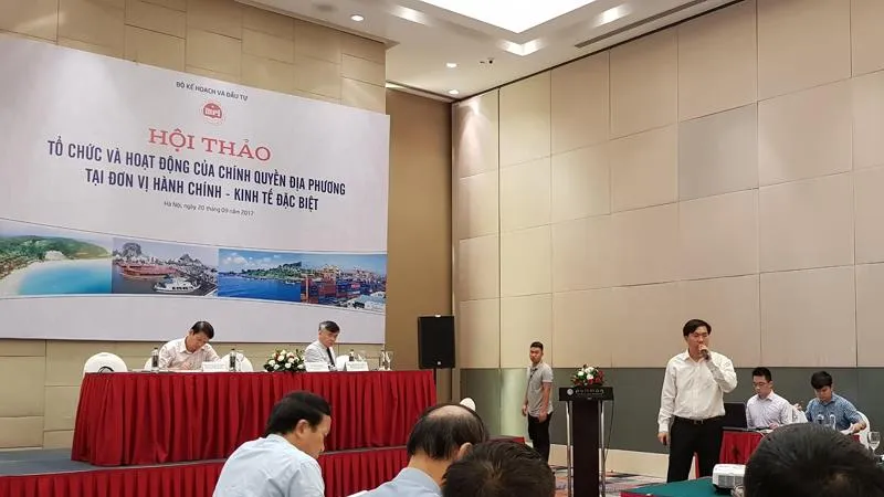 Đại diện Ban soạn thảo thuyết trình tại hội thảo